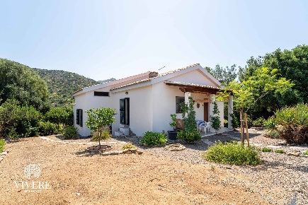Foto Villa unifamiliare in Via dei Carrubi, Quartu Sant'Elena di 204 m²