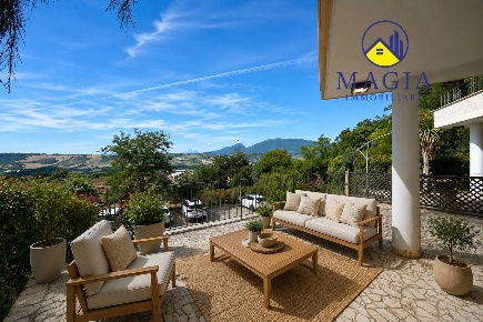 Foto Villa unifamiliare a Castel di Lama di 250 m² con 5 locali in vendita