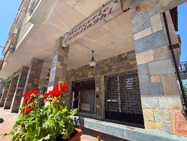 Foto Negozio in Via Sant'Anna, Roburent San Giacomo di 50 m² con 3 locali