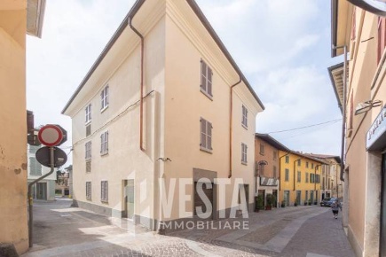 Foto Negozio in Via Quintaberta, Merate Centro di 39 m² con 1 locali