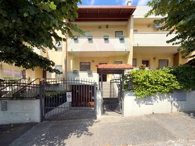 Foto Villa a schiera in Via Spataro, Lanciano di 160 m² con 7 locali