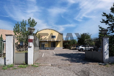 Foto Attività commerciale in via palladio 12, Cornaredo Centro di 1250 m²