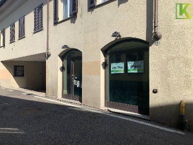 Foto Locale commerciale in Via Cavour 77, Saronno di 65 m² con 2 locali