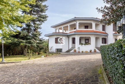 Foto Villa unifamiliare in Strada Teverina, Viterbo Teverina di 530 m²
