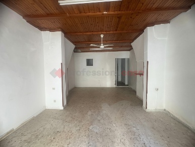 Foto Negozio in Via XI Febbraio 5, Grottaglie di 50 m² con 2 locali