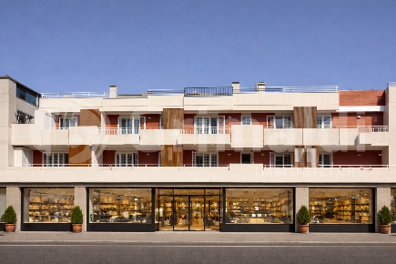 Foto Negozio in Via Eudo Giulioli 17, Roma Cinecittà di 263 m² con 3 locali