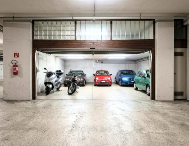 Foto Magazzino in Piazza Alcide De Gasperi, Saronno di 51 m² con 1 locali