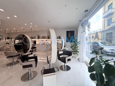 Foto Negozio in via digione, Lecco Centro di 120 m² con 1 locali in affitto