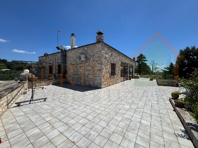 Foto Locale commerciale a Fasano di 547 m² con 6 locali in vendita