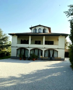 Foto Villa unifamiliare a Capraia e Limite Limite di 460 m² con 11 locali