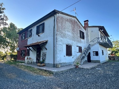 Foto Rustico a Roccastrada di 576 m² con 4 locali in vendita