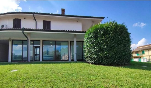 Foto Negozio a Palazzo Pignano di 260 m² con 5 locali in vendita