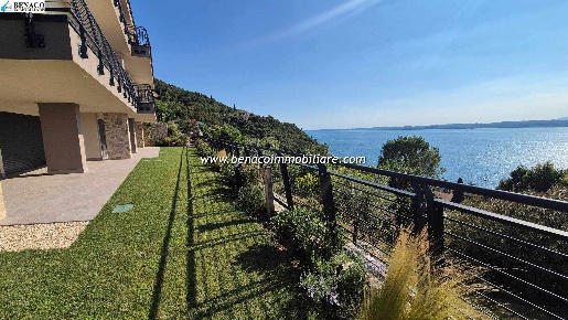 Foto Appartamento in via Bellini, Torri del Benaco di 154 m² con 5 locali