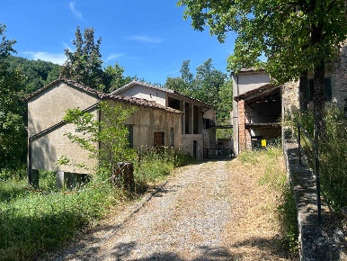 Foto Case semi ndipendenti a Morfasso Centro di 387 m² con 6 locali