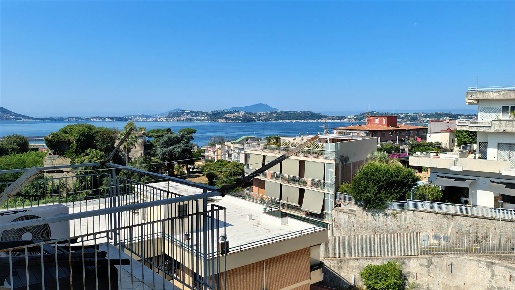 Foto Appartamento in piazza capomazza, Pozzuoli Pozzuoli Alta di 110 m²