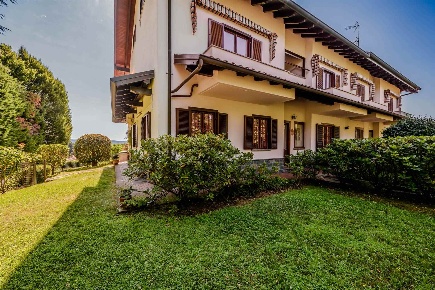 Foto Villa unifamiliare in via campagna, Oleggio Castello Centro di 310 m²