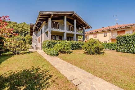 Foto Villa unifamiliare a Dormelletto di 350 m² con 7 locali in vendita