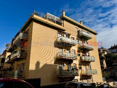Foto Appartamento in Via Mattia Battistini 491, Roma di 90 m² con 3 locali