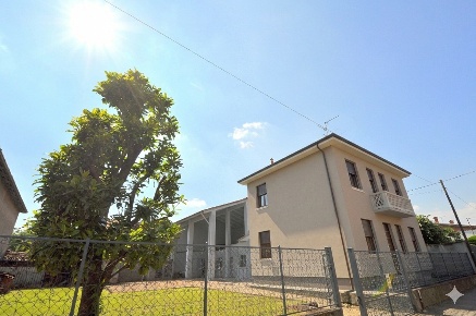 Foto Villa unifamiliare a Inveruno Centro di 146 m² con 5 locali in vendita
