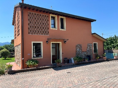 Foto Villa unifamiliare a Lucca Tempagnano - Picciorana di 90 m² in vendita