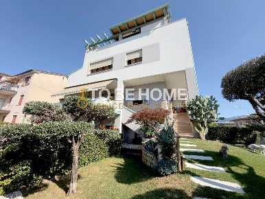 Foto Casa indipendente a Bassano del Grappa Centro di 330 m² con 11 locali