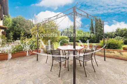 Foto Rustico a Calcinaia Centro di 200 m² con 7 locali in vendita