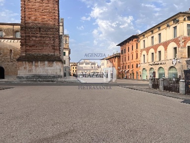 Foto Locale commerciale a Pietrasanta di 41 m² con 2 locali in affitto