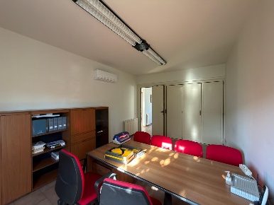 Foto Ufficio a Lucca Arancio di 120 m² con 5 locali in affitto