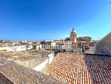 Foto Casa indipendente in Via Gianluca Barbieri, Noto Centro di 194 m²