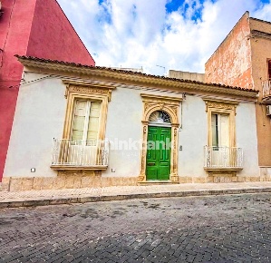 Foto Appartamento in Via Procida, Avola Centro di 150 m² con 6 locali