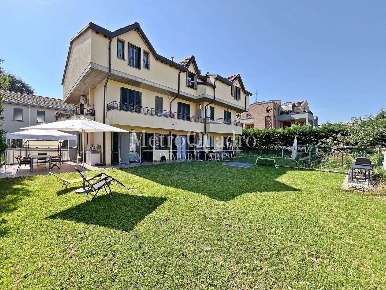Foto Appartamento in Via della Pavesa 6, Bernareggio Centro di 115 m²