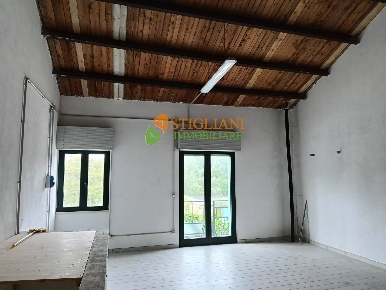 Foto Locale commerciale in Via Roma, Gildone di 90 m² con 2 locali