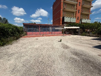 Foto Negozio in Via Ponteselice, Casagiove di 148 m² con 2 locali