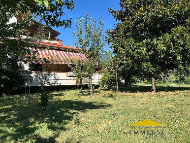 Foto Casa indipendente a Massa Cinque Vie di 235 m² con 7 locali in vendita