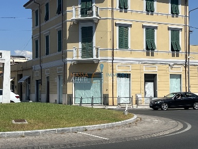 Foto Locale commerciale in Viale XX Settembre 199, Carrara Avenza di 152 m²