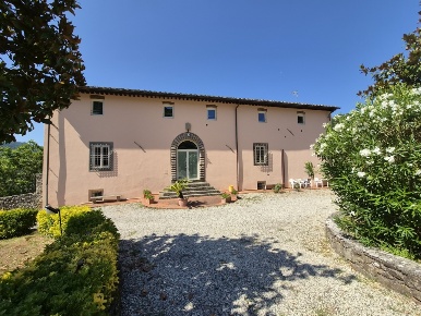 Foto Villa unifamiliare in Via del Seminario 252, Lucca di 1100 m²