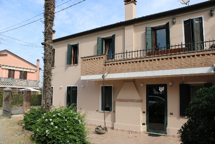 Foto Villa bifamiliare in Via Pastrengo, Rovigo di 209 m² con 5 locali