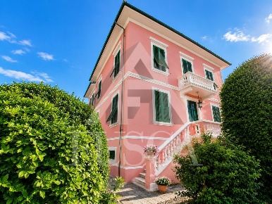 Foto Villa unifamiliare in Viale Giosuè Carducci 557, Lucca Sant'Anna