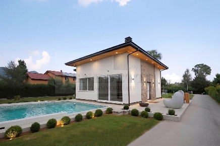 Foto Villa unifamiliare a Pietrasanta Caranna di 280 m² con 12 locali