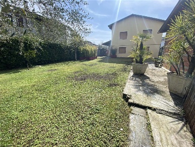 Foto Villa unifamiliare a Forte dei Marmi Vittoria Apuana di 160 m²