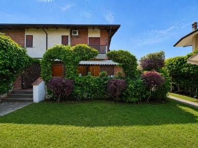 Foto Villa bifamiliare a Forte dei Marmi di 168 m² con 10 locali in vendita