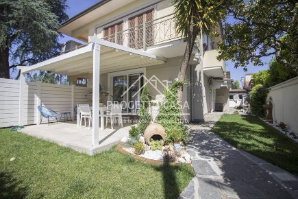 Foto Appartamento in via canova, Camaiore Lido di Camaiore di 160 m²