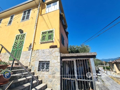 Foto Case semi ndipendenti in Via San Calocero 41, Albenga Centro di 87 m²