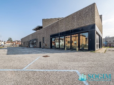Foto Locale commerciale in Via Marconi 39, Arosio Centro di 2228 m²