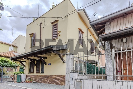 Foto Appartamento in Via Ambrogio Strada 27, Bresso di 107 m² con 3 locali