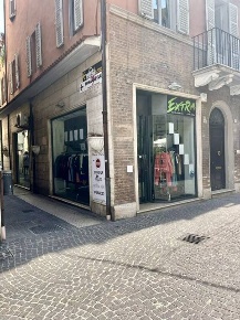 Foto Locale commerciale a San Benedetto del Tronto di 120 m² in affitto