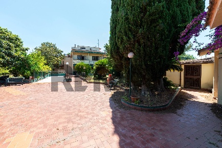 Foto Villa unifamiliare in Via Folgaria 100, Roma Infernetto di 207 m²