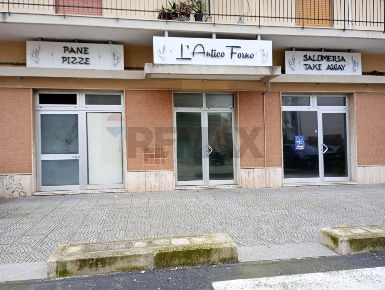 Foto Locale commerciale in VIA LENTINI 34-36, Siracusa di 220 m² in vendita