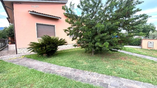 Foto Villa unifamiliare a Capannori Lammari - Lunata di 180 m² con 5 locali
