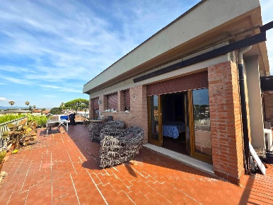 Foto Attico a Massa Marina di Massa Centro di 100 m² con 4 locali